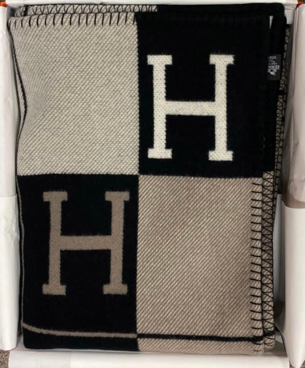 Herm√®s Avalon III Throw Blanket (√âcru/Noir)