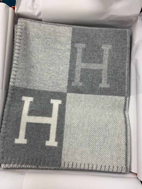 Herm√®s Avalon III Throw Blanket (√âcru/Gris Clair)